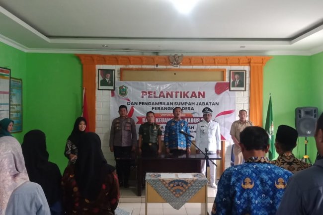 Danramil 04/Karangkobar Hadiri Pelantikan Dan Pengambilan Sumpah Perangkat Desa Pagerpela