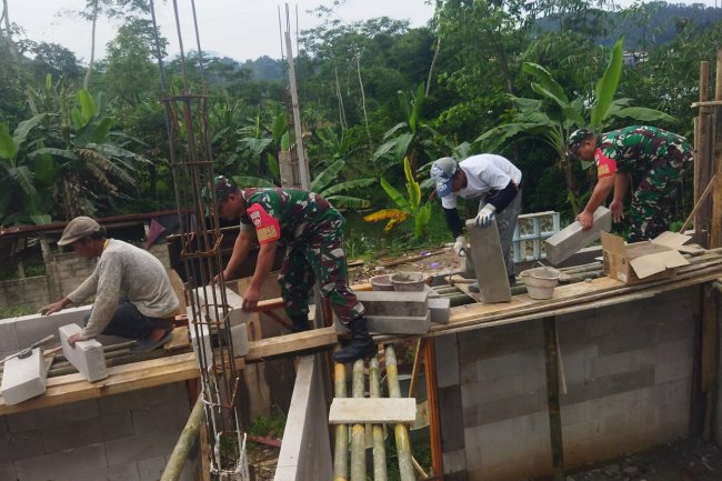 Babinsa Koramil 04/Karangkobar Gotong Royong Membantu Warga Bangun Rumah