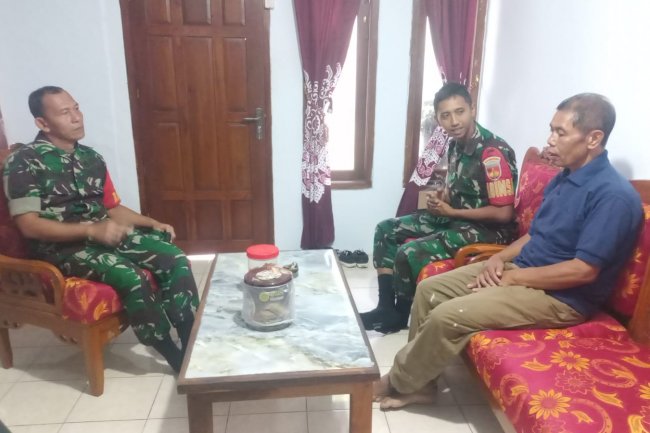 Terciptanya Hubungan Yang Erat Antara TNI Dengn Rakyat Babinsa Jalin Komsos Dengan Warga