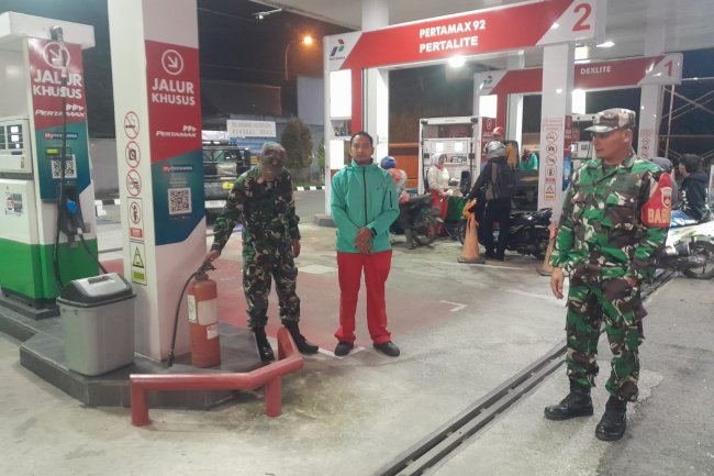 Patroli Malam Hari,Babinsa Koramil 04/Karangkobar Ciptakan Kondusifitas Wilayah Binaan