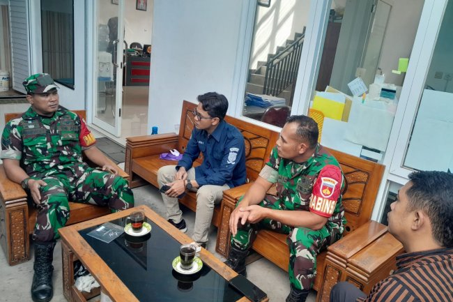 Babinsa Koramil 04/Karangkobar Jalin Komsos Dengan Perangkat Desa Leksana