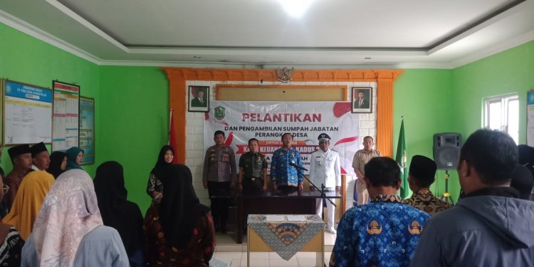 Danramil 04/Karangkobar Hadiri Pelantikan Dan Pengambilan Sumpah Perangkat Desa Pagerpela