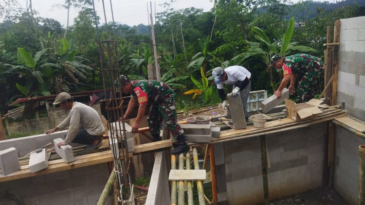 Babinsa Koramil 04/Karangkobar Gotong Royong Membantu Warga Bangun Rumah