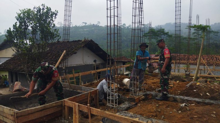 Babinsa Koramil 04/Karangkobar Gotong Royong Bantu Warga Pengecoran Pondasi Rumah
