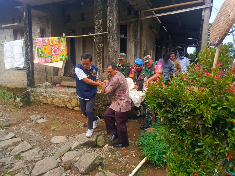 Babinsa Bersama Forkopincam Karangkobar Serta Dinas Kesehatan Evakuasi Pasien ODGJ