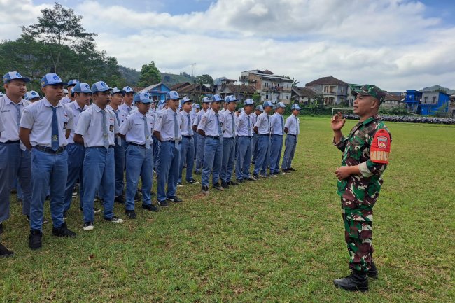 Pekan Disiplin Babinsa Bentuk Mental dan Karakter Siswa-Siswi SMAN 1 Karangkobar