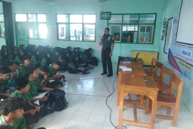 Menumbuhkan Jiwa Patriotisme Babinsa Berikan Materi Wasbang Siswa-Siswi SMK Ma'arif NU Karangkobar