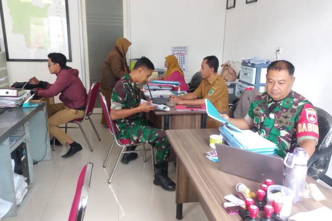 Lakukan Puldatater Babinsa Koramil 04/Karangkobar Jalin Komsos Dengan Perangkat Desa Leksana