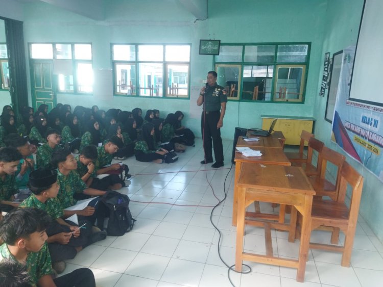 Menumbuhkan Jiwa Patriotisme Babinsa Berikan Materi Wasbang Siswa-Siswi SMK Ma'arif NU Karangkobar