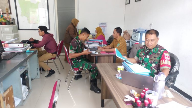 Lakukan Puldatater Babinsa Koramil 04/Karangkobar Jalin Komsos Dengan Perangkat Desa Leksana