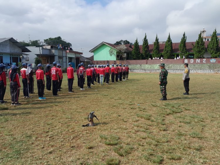 Babinsa Bersama Babinkamtibmas Karangkobar Latih Paskibra Kecamatan Karangkobar