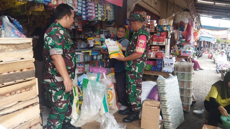 Babinsa Cek Harga Sembako di Pasar Tradisional, Pantau Stabilitas dan Ketersediaan Bahan Pokok