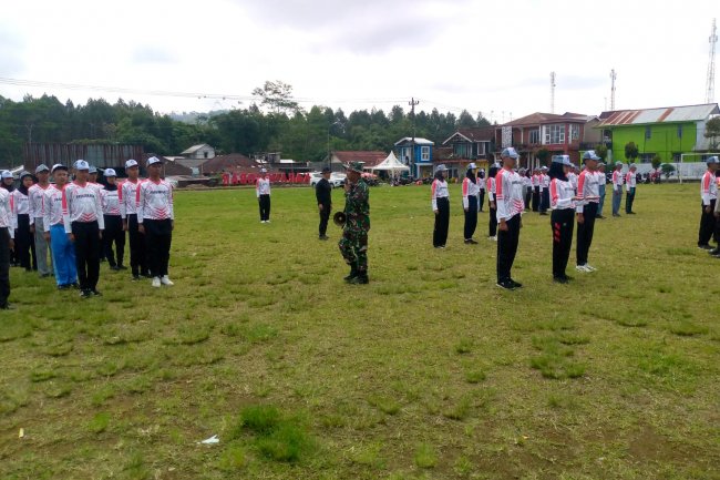 Babinsa Bersama Babinkamtibmas Karangkobar Latih Paskibra Kecamatan Karangkobar