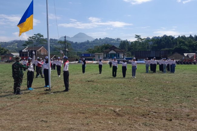 Sinegeritas Babinsa Bersama Babinkamtibmas Karangkobar Latih Paskibra Tingkat  Kecamatan