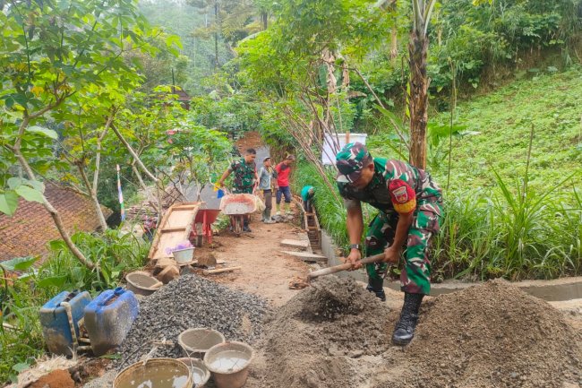 Kerja Bakti Pembuatan Talud Jalan Bentuk Kebersamaan Babinsa Dan Warga Binaan