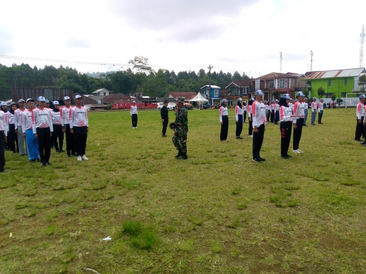 Babinsa Bersama Babinkamtibmas Karangkobar Latih Paskibra Kecamatan Karangkobar
