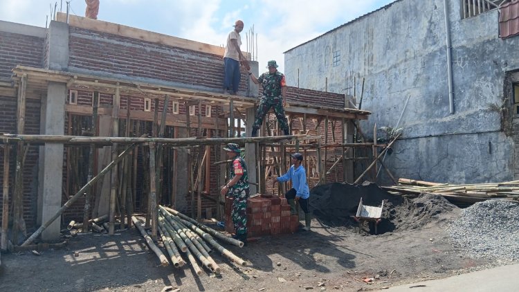 Babinsa Koramil 04/Karangkobar Kerja Bakti Bantu Bangun Rumah Warga Binaan