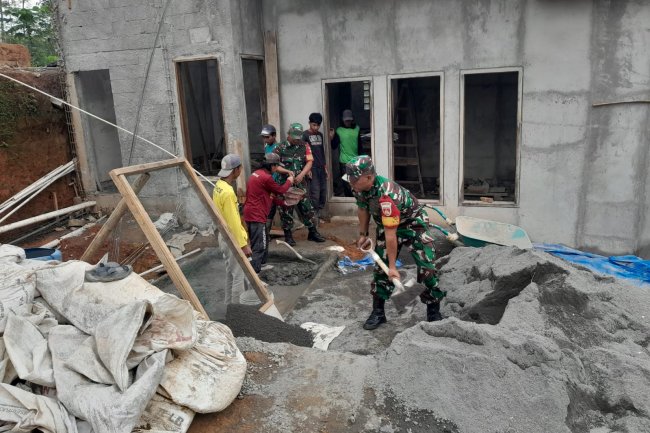 Wujudkan Manunggal TNI-Rakyat, Babinsa Serka Purnomo Bersama Sertu Tohar Bantu Warga Bangun Rumah