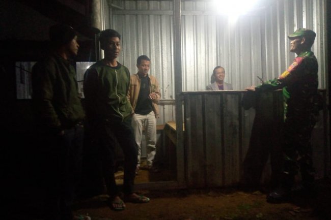 Meningkatkan Kewaspadaan Lingkungan Lingkungan Babinsa Koramil 04/Karangkobar Laksanakan Patroli Malam