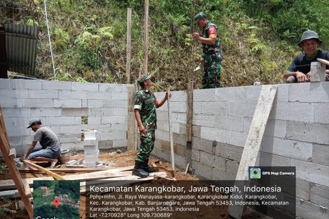 Babinsa Koramil 04/Karangkobar Kerja Bakti Bantu Bangun Rumah Warga Binaan