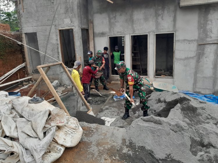 Wujudkan Manunggal TNI-Rakyat, Babinsa Serka Purnomo Bersama Sertu Tohar Bantu Warga Bangun Rumah