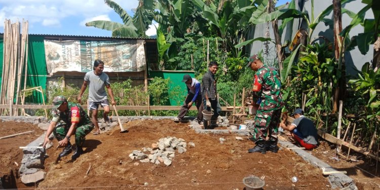 Semangat Babinsa Koramil 04/Karangkobar Bantu Warga Pengecoran Pondasi Rumah
