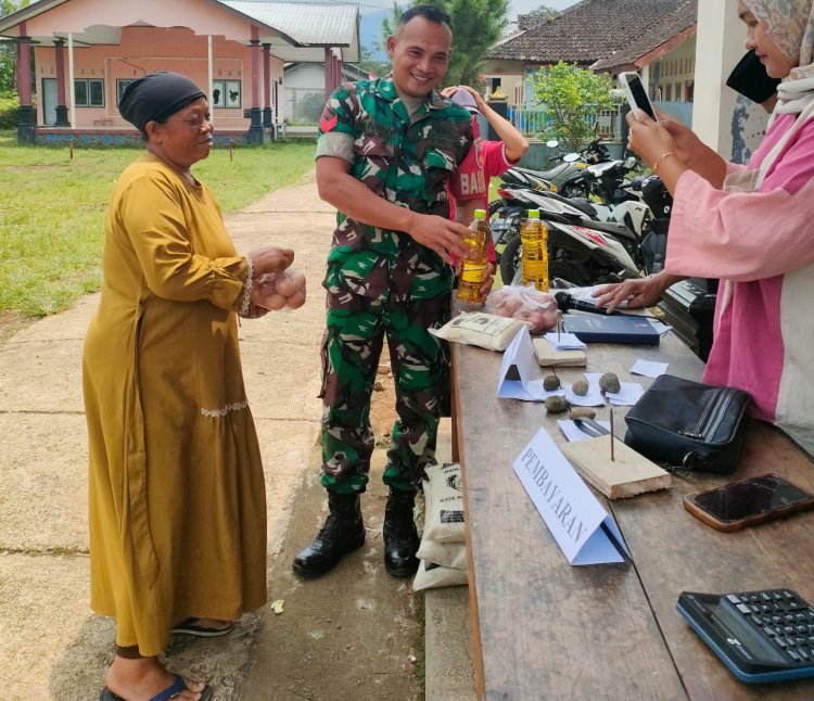 Babinsa Melaksanakan Pendampingan Bazar Murah Kopdes Merah Putih Desa Karanggondang 