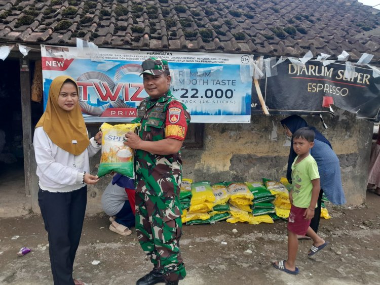 Babinsa Koramil 04/Karangkobar Salurkan Program Beras Murah untuk Warga Kecamatan Karangkobar