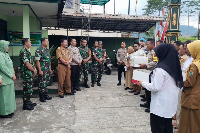 Penuh Kejutan Dan Keakraban, Forkopimcam Datangi Koramil 04/Karangkobar Rayakan HUT TNI Ke 80