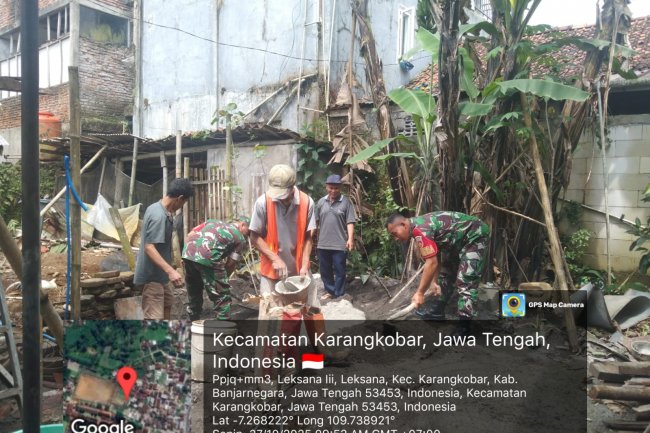 Hadirnya Babinsa Di Tengah Tengah Warga Dalam Kegiatan Gotong Royong Wujud Kemanunggalan TNI Dengan Warga