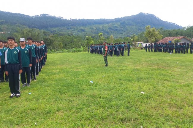 Bentuk Karakter Dan Disiplin Babinsa Berikan Materi PBB Pada Siswa Siswi SMK Ma'arif NU 1  Karangkobar