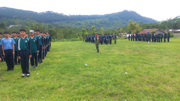 Bentuk Karakter Dan Disiplin Babinsa Berikan Materi PBB Pada Siswa Siswi SMK Ma'arif NU 1  Karangkobar