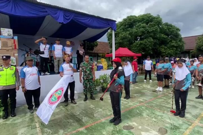 Mewakili Danramil Babinsa Ikuti Gerak Jalan Sehat Memperingati HUT PGRI Ke 80 & Hari Guru Nasional Tahun 2025