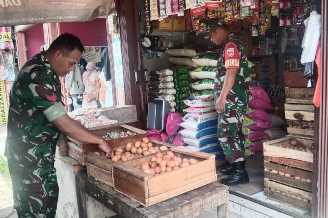 Pastikan Harga Sembako Stabil, Babinsa Cek Harga Sembako di Kios Pasar Karangkobar