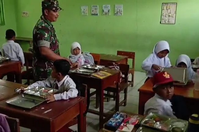 Meningkatkan Kesehatan Dan Daya Tahan Tubuh Anak-Anak Babinsa Dampingi MBG Di Sekolah