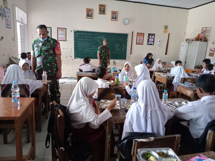 Peran Aktif Babinsa Dalam Pendistribusian Makan Bergizi Gratis Berjalan Aman Dan Lancar