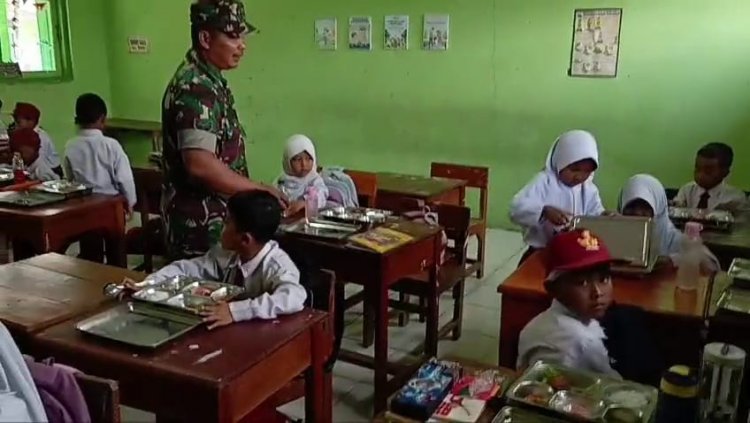 Meningkatkan Kesehatan Dan Daya Tahan Tubuh Anak-Anak Babinsa Dampingi MBG Di Sekolah