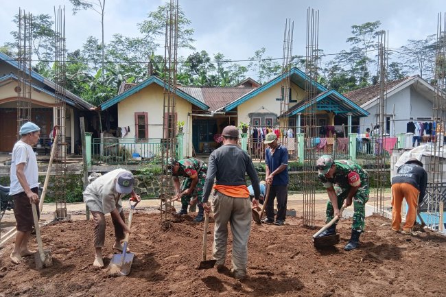 Kemanungalan TNI Dengan Rakyat Babinsa Bantu Warga Timbun Urugan Tanah Pondasi Rumah