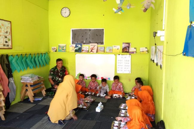 Bagian Dari Tugas Pembinaan Teritorial Babinsa Koramil 04/Karangkobar Dampingi Pendistribusian MBG Ke Sekolah