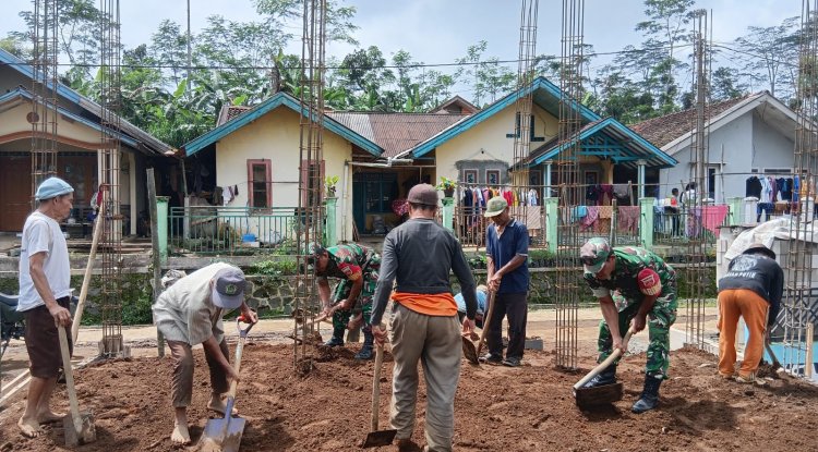 Kemanungalan TNI Dengan Rakyat Babinsa Bantu Warga Timbun Urugan Tanah Pondasi Rumah