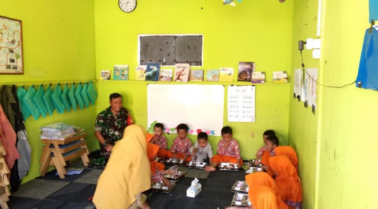 Bagian Dari Tugas Pembinaan Teritorial Babinsa Koramil 04/Karangkobar Dampingi Pendistribusian MBG Ke Sekolah