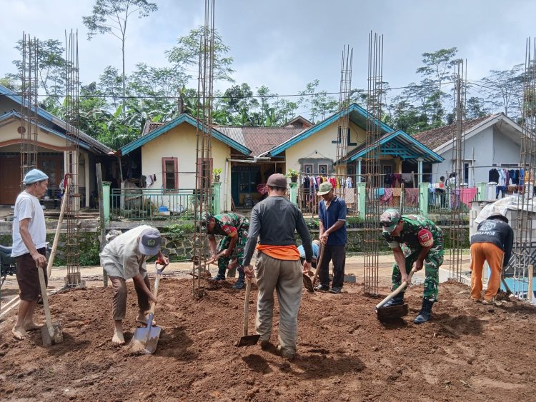 Kemanungalan TNI Dengan Rakyat Babinsa Bantu Warga Timbun Urugan Tanah Pondasi Rumah