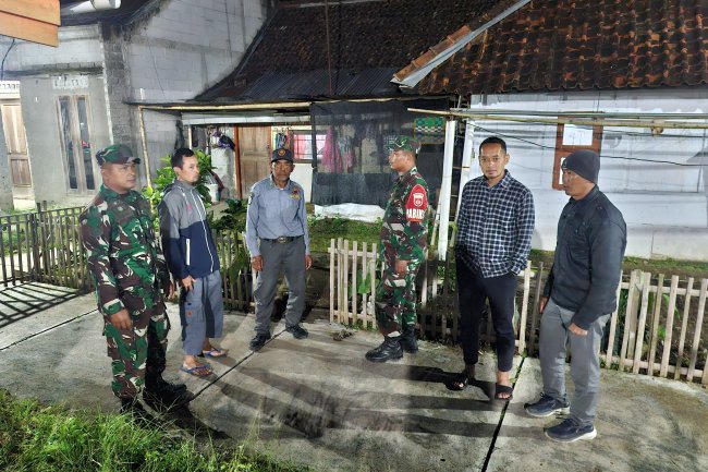 Babinsa Koramil Karangkobar Patroli Siskamling Bersama Warga Cegah Gangguan Kamtibmas