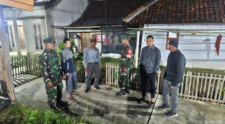 Babinsa Koramil Karangkobar Patroli Siskamling Bersama Warga Cegah Gangguan Kamtibmas