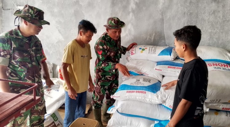 Babinsa Cek Stok Pupuk Di Kios Ahza Tani Grup Desa Karanggondang