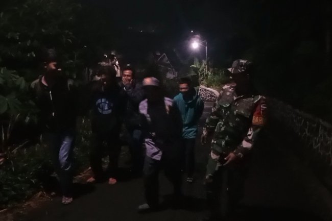 Meningkatkan kewaspadaan masyarakat terhadap potensi gangguan kamtibmas Babinsa Bersama Warga Melaksanakan Patroli Siskamling