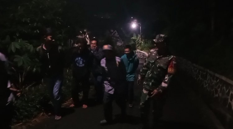 Meningkatkan kewaspadaan masyarakat terhadap potensi gangguan kamtibmas Babinsa Bersama Warga Melaksanakan Patroli Siskamling