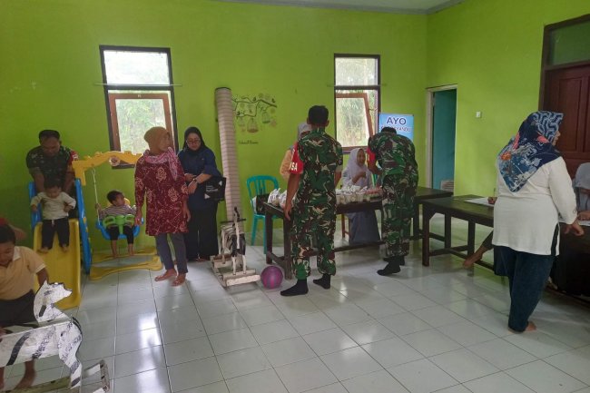 Babinsa Koramil 04/Karangkobar Dampingi Kegiatan Posyandu Balita di Desa Binaan