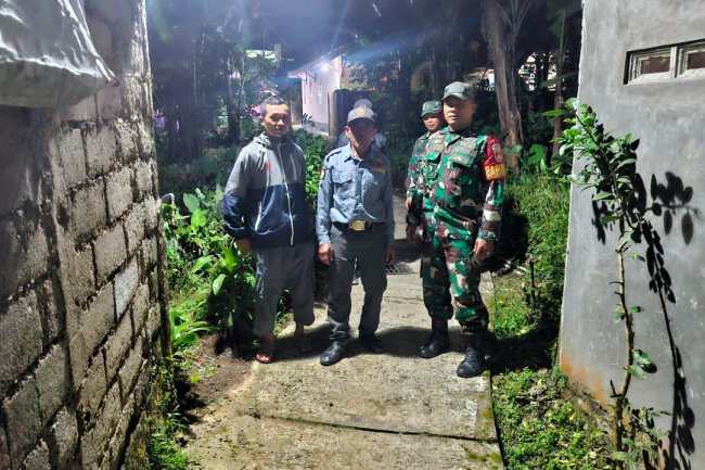 Babinsa Koramil 04/Karangkobar Melaksanakan Patroli Siskamling Bersama Linmas Dan Warga