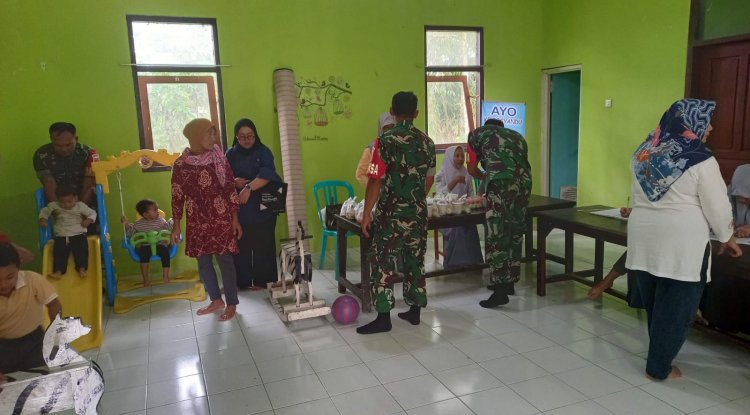 Babinsa Koramil 04/Karangkobar Dampingi Kegiatan Posyandu Balita di Desa Binaan
